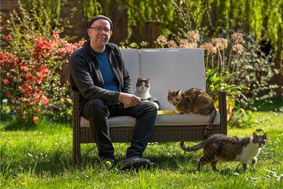 Der Hautkrebs hat Mathias Jatzlauk aus Babow stark ausgebremst. Er braucht noch Medikamente, kann seiner Mission, sich um ausgesetzte Katzen zu kümmern, aber wieder nachgehen. 