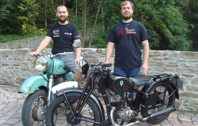Benjamin Seidel mit seiner MZ ES 250 (l.) und Willy Ludwig mit seiner DKW KM 200. 