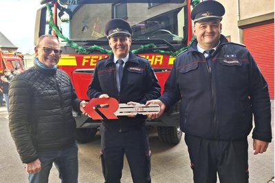 Bürgermeister Axel Röthling übergab für das neue Feuewehrfahrzeug an Ortswehrleiter Tino Hübler und Gemeindewehrleiter Marko Schiebold (v.l.) den symbolischen Zündschlüssel.