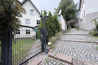 Links der Sexclub, rechts der Weg auf den Friedhof der evangelischen Kirche.