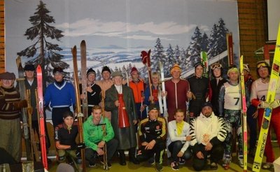 Zur Eröffnung des Ski-Areals in Sohland wurde die Historie des Wintersports unter Mitwirken der früher und heute aktiven Sportler des Skiclubs in einer Modenschau nachgestellt.