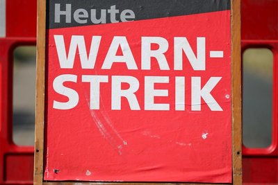 „Heute Warnstreik“ steht symbolisch für Streiks, die Verdi für das Unternehmen bofrost angekündigt hat.