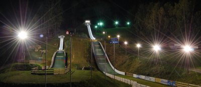 Es weihnachtet: Drei topmoderne Nachwuchsschanzen mit Flutlichtanlage und Aufstiegshilfe stehen im Oberlausitzer Sohland für die Skisportler zur Verfügung.