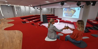 Der Raum Vulcanus wurde als lockere Arena-Variante gestaltet und bietet 150 Personen Platz. Er eignet sich besonders für Veranstaltungen, die den direkten Austausch zwischen den Teilnehmern ermöglichen sollen, sowie für Podiumsdiskussionen und Diskussionsforen.