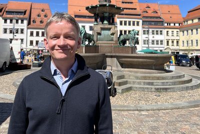 Gunter Erfurt bleibt Optimist. Auf dem Freiberger Obermarkt strahlt der Solar-Prophet förmlich vor Energie.