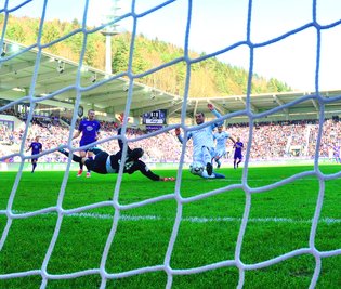 Lasogga trifft zum 1:0 für Hamburg.