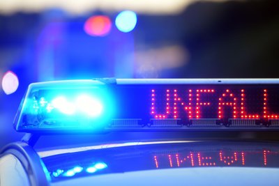 In Aue wurde ein Kind beim Überqueren einer Straße schwer verletzt.