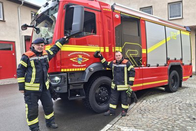 Bei Ortswehrleiter Tino Hübler (l.) und Maschinist Lucas Baumann ist die Freude über die Neuanschaffung groß.