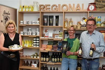 Der Genießerladen in Bad Elster: Inhaber ist Siegfried Schuster, seine Frau Amina (Mitte) und Simone Schlosser führen das Geschäft.