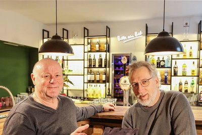 Matthias Scheibel (links) und Michael Höhnl sind die neuen Betreiber vom Restaurant Theo's auf dem Kaßberg. 