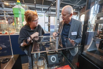 Anett Polig, stellvertretende Leiterin des Industriemuseums und Volkmar Schweizer von der AG Telekommunikation präsentieren einen Apparat aus Grüna.