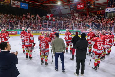 Das Team der Eispiraten Crimmitschau steht nach dem Aus in den Pre-Play-offs vor der Heine-Kurve. Für mache Profis war es ein Abschied für immer.