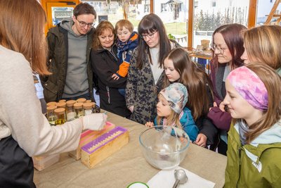 In der „Schaumwerkstatt“ in Crottendorf konnten Besucher beim Herstellen von handgemachter Seife zuschauen.