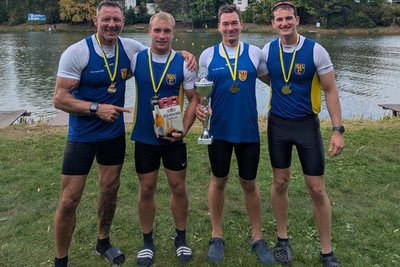 Silvio Knorr, Gerry Nöbel, Lukas Kluge aus Dresden sowie Benno Reichel gewannen die Staffel bei der Frankenregatta in Hof das dritte Mal in Folge.
