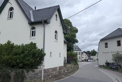 Links der Sexclub, rechts der Gasthof „Roter Hirsch“ und im Hintergrund die Grundschule Claußnitz.