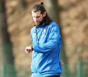 Co-Trainer Robin Lenk (im Bild) leitet zusammen mit Werner Schoupa und Max Urwantschky derzeit das FCE-Training.