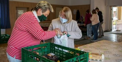 Die Tafel Mittweida des Vereins Netz-Werk hat am Dienstagnachmittag im Firmengebäude der Götze Verwaltungs GmbH an der Hochuferstraße 3 a eine neue Ausgabestelle für Bedürftige eröffnet. Ins Leben gerufen wurde das neue Angebot durch den Seniorenrat Rochlitz, der fünf ehrenamtliche Helfer fand, die bei der Ausgabe der Lebensmittel halfen. Jeden Dienstag von 13 bis 15 Uhr ist ab sofort geöffnet. 
