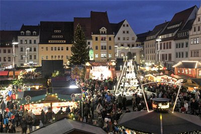Proppenvoll war der Freiberger Christmarkt am Samstag (Foto), aber auch am Freitagabend und am Sonntag.