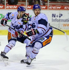 Martin Kokeš (vorn) beim Gastspiel der Tower Stars Ravensburg in Crimmitschau. Künftig spielt er für die Eispiraten. 