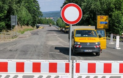 Kein Durchkommen: Die B 101 ist oberhalb des Abzweigs des Autobahnzubringers zwischen Aue und Lauter voll gesperrt.