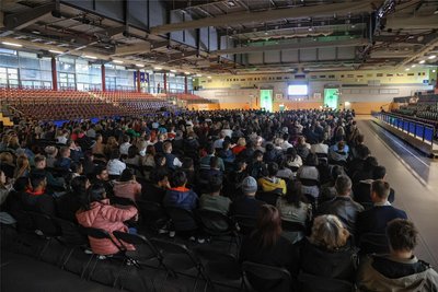 Hunderte neue Studenten kamen zur Immatrikulationsfeier in die Hartmannhalle. Viele brachten Familie und Freunde mit.