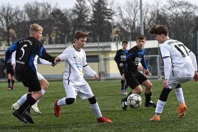 Die Frankenberger Kilian Juhrs und Connor Benedix (r.), der Torschütze zum 1:0, fuhren gegen Erik Müller (l.) und Germania Mittweida den nächsten Erfolg ein.