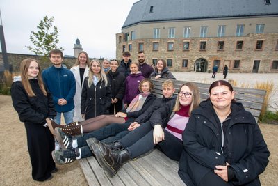 Diese Frauen und Männer haben in Plauen ihr Pflegestudium begonnen. Unter ihnen Fabian Winkler (3. von rechts), Alina Höfler (hinten, 1. von rechts) und Selma Hilbig (links).