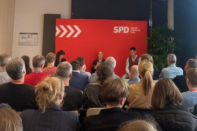 Überfüllt war beim SPD-Debattencamp das Panel unter dem Titel „Die versteht doch keiner! Wie erlernt die SPD wieder die Sprache der Mehrheit?“