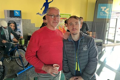 Sepp Stage (18) kommt aus Dessau. Bei dem offiziellen Willkommen war auch sein Vater Steffen Stage mit nach Chemnitz gekommen.