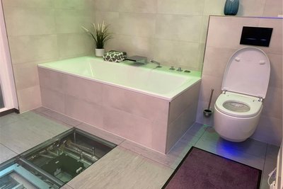 Topmodern: Selbst der Toilettensitz ist elektrisch. Ein doppelter Boden gibt Auszubildenden einen Blick in den Maßstab ihrer Arbeit beim Kunden.