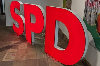 Parteikürzel im Kubus-Zentrum während des Debattencamps der SPD.