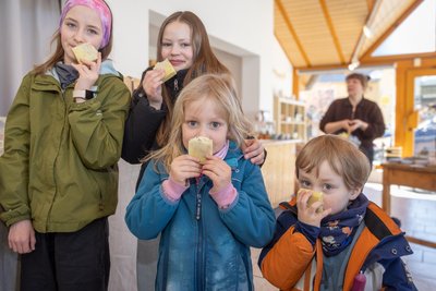 Runa (10), Nele (11), Holli (5) und Moritz (3) aus Crottendorf lieben offensichtlich den Duft der handgemachten Seife aus ihrem Ort.