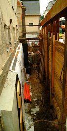 
              <p class="artikelinhalt">Gut fünf Meter unter der Sohle der Kirchstraße laufen die Bauarbeiten zur Trockenlegung des Rathaus-Mauerwerks. </p>
            