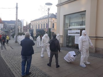 In weißer Schutzkleidung und mit weißen Gesichtsmasken ist eine Gruppe am Freitagnachmittag durch die Innenstadt gezogen. Unter den Maskierten war auch eine Initiatorin der Plauener Bürgerinitiative "Querdenker 2020", die bereits an sogenannten Corona-Spaziergängen teilgenommen hatte.