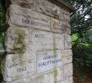 Nicht nur einen Spielplatz gibt es auf dem "Gerri", sondern auch lauschiges Grün, Wege und zahlreiche Bänke.