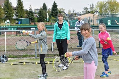 Die Brander Jugendtrainerin Britta Brinster (M.) bringt dem Nachwuchs die Grundlagen des Tennissports bei. 