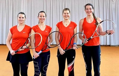 Britta Ruppert, Julia Fenk, Julia Glöckner und Jasmin Fleischer (von links) freuen sich über den Gewinn des Landesmeistertitels.