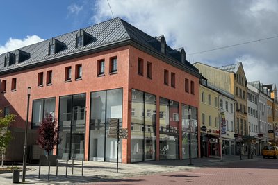 Das Gebäude Altstadt 1 am Oberen Torplatz der Saalestadt Hof steht seit dem Umzug von H&M leer. 2025 zieht neues Leben ein.