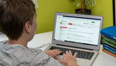 Vom herkömmlichen Pauken im Klassenverband zum individuellen Lernen am Laptop zuhause: Corona hat den Schulbetrieb umgekrempelt. 