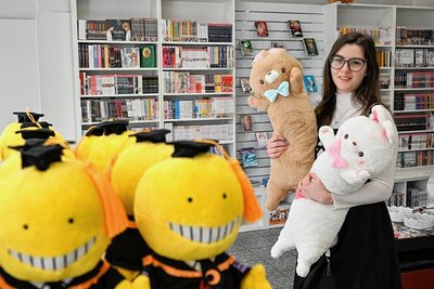 Koro-Sensai, ein quietschgelber, mutierter Oktopus, zählt zu den Mangafiguren, die Christina Rotmann als Plüschobjekte in den Räumen ihres neuen Ladens an der Schloßstraße 2 anbietet. 