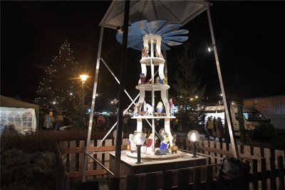 Ein Hingucker ist die Pyramide in Rothenfurth. Zum Weihnachtsmarkt am Samstag traten beispielsweise auch Kinder von Kindergarten und Grundschule Großschirma auf.