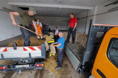 Die Sandsäcke werden im Bauhof-Domizil in Glauchau gefüllt.
