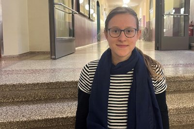 Die Schülerin des Johannes-Kepler-Gymnasiums Hannah Schmieder experimentierte zum Fruktose-Gehalt in Lebensmitteln.