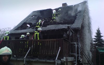 
              <p class="artikelinhalt">Ein Feuer hat das Wohnhaus an der Waldheimer Straße in Etzdorf in der Neujahrsnacht völlig zerstört. Ein Toter ist zu beklagen. Nun will der Ortschaftsrat der Hinterbliebenen helfen. </p>
            
