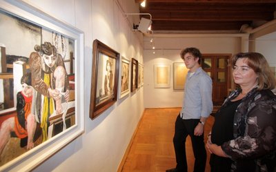 
              <p class="artikelinhalt">Sind es die Augen seiner Tochter, die Willi Sitte inspirierten? Kurz vor Beginn der Ausstellungseröffnung sahen sich Tochter Sarah Rohrberg und Enkelsohn Johannes in der Galerie Art Gluchowe noch einmal um. </p>
            