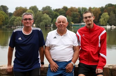 Die fünf Termine der Laufserie mit 410 Startern verlangten Gesamtleiter Dietmar Hallbauer (Mitte) sowie dem Zeitmess- und Auswerteteam um Heiko Krause (links) und Michael Krause (rechts) vollen Einsatz ab.