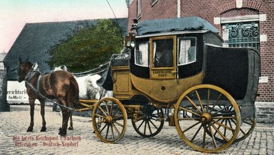 Die historische Ansichtskarte zeigt die Kutsche vor der Post in Olbernhau. Die Aufnahme ist rund 100 Jahre alt und nachkoloriert. 