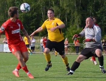 Die Wildenauer Christian Mädler (Mitte) und Torhüter Marcel Arnold (rechts) reagieren hier auf eine Kopfballvorlage von Patrick Göbel, der sich ebenfalls in die FSV-Torschützenliste eintrug.