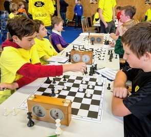In der U-14-Konkurrenz lieferten sich unter anderem Ryan-Jayd Zenker vom SV Lengefeld und Arthur Zschocke (SG Hohndorf) ein spannendes Duell. Nach den insgesamt fünf Runden konnten sie mit den Rängen 7 und 6 aber nicht in den Medaillenkampf eingreifen. 