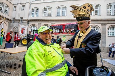Für seine Verdienste wurde Gert Werner 2022 von VVC-Präsident Joachim Kriester ausgezeichnet. Unverzichtbar beim Fotografieren verschiedenster Straßenumzüge war Werners knallgelbe Jacke. 